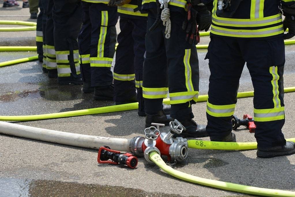 Pourquoi les pompiers utilisent-ils cinq coups de sirène ?